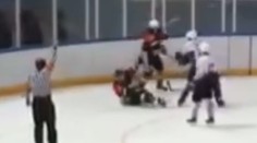 VIDEO: Šokujúci incident z Ruska. Dvojica hráčov mlátila súpera, jeden na ňom zlomil hokejku