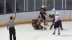 VIDEO: Šokujúci incident z Ruska. Dvojica hráčov mlátila súpera, jeden na ňom zlomil hokejku