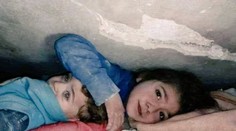 Malý zázrak uprostred skazy. Sýrske dievčatko dlhé hodiny vlastným telom chránilo bračeka pred sutinami