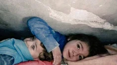 Malý zázrak uprostred skazy. Sýrske dievčatko dlhé hodiny vlastným telom chránilo bračeka pred sutinami