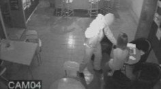 Brutálny lupič s nožom prepadol herňu v Novákoch