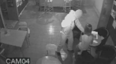 Brutálny lupič s nožom prepadol herňu v Novákoch