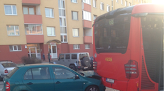 Auto v Petržalke zrazilo najskôr chodcov, potom autobus