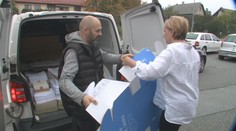 Pred voľbami sa zmenili na kuriérov. Úradníci z východu rozniesli státisíce hlasovacích lístkov