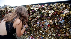 Parížske úrady odstraňujú "zámky lásky" z mosta Pont des Arts