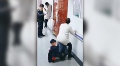 Ženu v pokročilom štádiu tehotenstva nikto nepustil v nemocnici sadnúť. Manžel sa ale obetoval