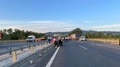 Kamión bol zapichnutý v hasičskom aute, to bol strašný náraz, opísal svedok tragickú nehodu na D1