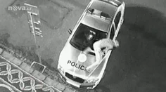 Opitý Čech chcel prebehnúť po policajnom aute. Potrestal sa sám