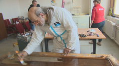 Druhú šancu dávajú ľuďom aj veciam. V Trnave repasujú nábytok ľudia bez domova