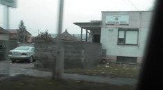 Drogy v Seredi 6: Pred sociálnymi bytmi stoja luxusné autá