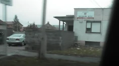 Drogy v Seredi 6: Pred sociálnymi bytmi stoja luxusné autá