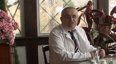 Jednou z dvoch obetí, ktoré našli zastrelené v škole pri Kladne, je údajne známy lekár Leoš Středa