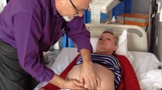 Doktor otočil rukami dieťa v maternici. Otec si to nakrúcal