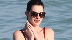 Prsiam Anne Hathaway bola zima