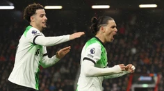 Liverpool v Anglicku vládne pevnou rukou, rozdrvil aj nevyspytateľnú Chelsea. Tottenham sa vytrápil