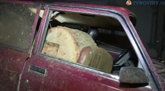 Unikajúci zlodej dreva takmer zrazil policajtov. Následne padli výstrely