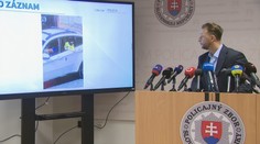 Dieťa mierilo atrapou zbrane z auta na dom, kde sa zdržiava Pellegrini. Za volantom sedel jeho otec