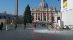 Na námestí vo Vatikáne sa zapálil muž