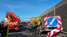 FOTO: Vážna nehoda na R1 smerom na Trnavu. Do cestárskeho auta vpálil kamión