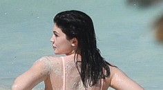 Veľké zadky majú jednoducho v rodine. Kylie ho vytŕčala v zarezaných plavkách