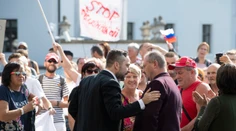 Politici sa bijú o hlasy neočkovaných, tých s vakcínou však bude čoskoro viac