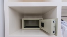 Muž našiel v skrini z druhej ruky 95-tisíc eur. Peniaze zo strachu radšej vrátil