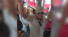 Nechutné správanie v bratislavskej električke. Polícia pátra po mužovi, ktorý sa dotýkal obnaženým údom ľudí