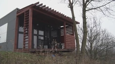 Na lukratívnom pozemku v Ružomberku si nelegálne postavil chatu. Mesto s ním stále bojuje