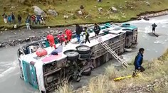 Pri nehode autobusu zahynulo prinajmenšom 33 ľudí