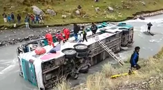 Autobus sa zrútil do rokliny a skončil v rieke. Najmenej 23 mŕtvych
