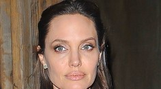 Angelina Jolie na večeri so synom bez podprsenky. Doplatila na blesky fotoaparátov