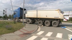 Chvíle hrôzy v Sabinove: Po ceste sa rútil nikým neriadený nákladiak, zastavil ho až stĺp