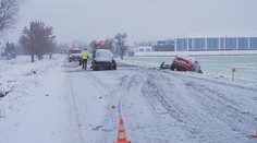 Sneh ochromil dopravu v Česku. Nehody zablokovali diaľnice, vlaky hlásia meškania