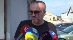 „Nemám opasok, ani topánky so šnúrkami. Keby náhodou,“ prezradil so smiechom V. Pčolinský pred výsluchom