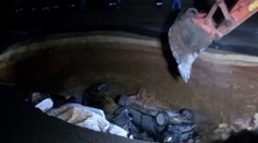 Kuriózna nehoda v Alžírsku: Prepadnutá diaľnica pohltila niekoľko áut