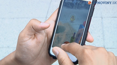 Ľudia podľahli novej mánii. Prechádzajú sa po uliciach a hľadajú virtuálne postavičky