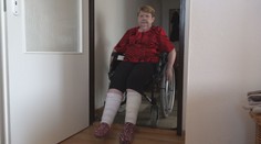 Dôchodkyňa spadla a skončila na vozíku. Obec jej nechce povoliť namontovať stoličkový výťah