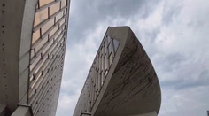 Na bielej obrovský fľak. Monumentálnu stavbu Pamätníka SNP v Banskej Bystrici pokryla špina