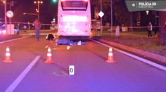 Cez priechod prechádzal na červenú, autobusár ho v tme nezbadal. Pod kolesami zomrel v Michalovciach muž
