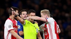 Ojedinelá bizarnosť: Rozhodca v zápase LM naraz vylúčil oboch stopérov Ajaxu