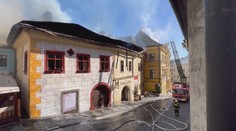 Populárnu atrakciu plamene zasiahli najviac. Z budovy v Banskej Štiavnici začali vypratávať sutiny