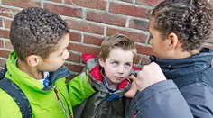 Týmto všetkým možno prechádza vaše dieťa v škole. Päť fáz šikanovania