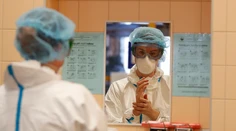 Niektoré nemocnice už obnovujú pôvodné fungovanie, iné sprísňujú opatrenia