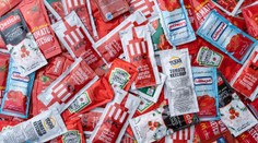 Európska únia pokračuje v boji proti plastom. Chce zakázať malé jednorazové balenia omáčok či šampónov