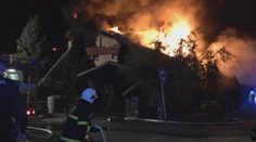V priebehu pár hodín prišli o všetko. Silný požiar zachvátil rodinný dom v Dubnici nad Váhom