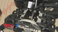 Dodávky značiek mali byť bez problémov. Vodiči sa však stále nevedia dostať k tretej ŠPZ