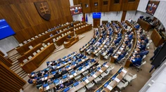 Voľby by vyhral Smer, SNS pred bránami parlamentu, ukázal najnovší prieskum