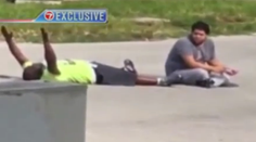 Terapeut tmavšej pleti sa snažil upokojiť autistu na ulici. Policajti ho postrelili