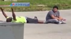 Terapeut tmavšej pleti sa snažil upokojiť autistu na ulici. Policajti ho postrelili