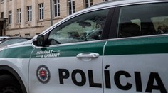 Dráma v Humennom: Agresívny dôchodca (70) sa vyhrážal manželke aj synovi zabitím, v byte zasahovala polícia